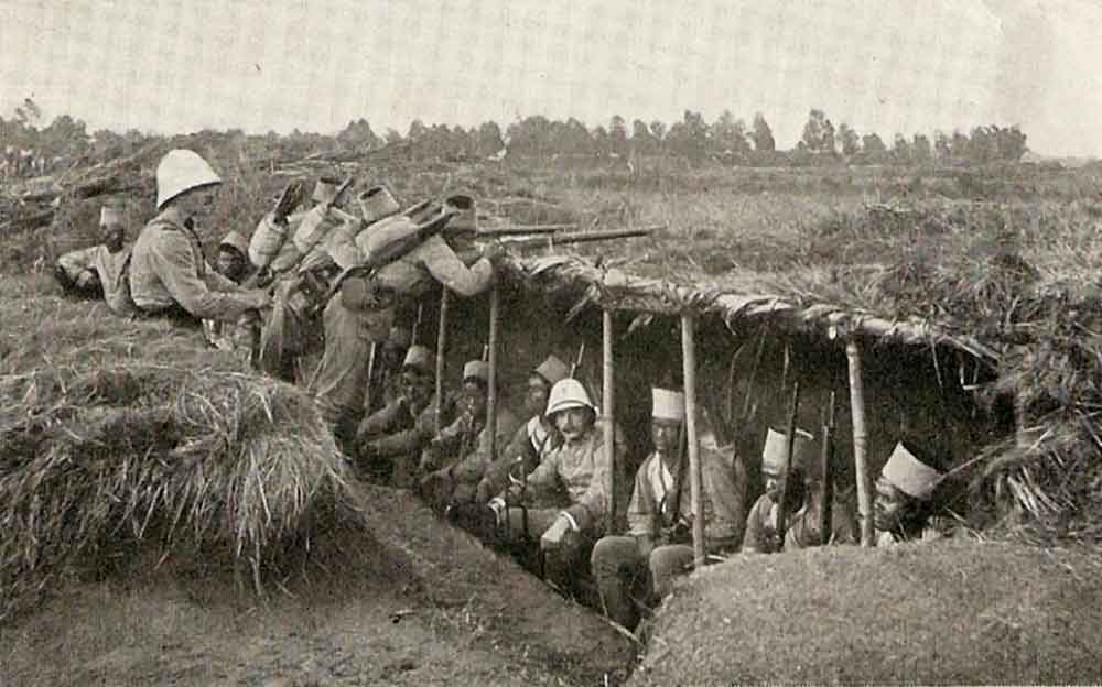 Tirailleurs malgaches dans une tranchée-abri en 1915