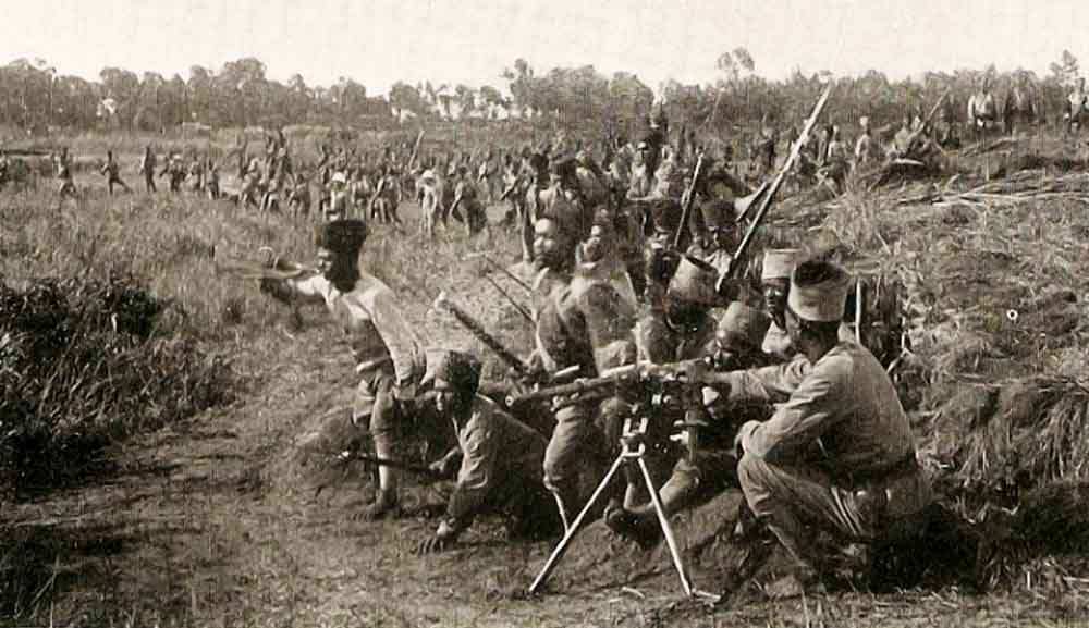 Tirailleurs malgaches dans une tranchée-abri en 1915
