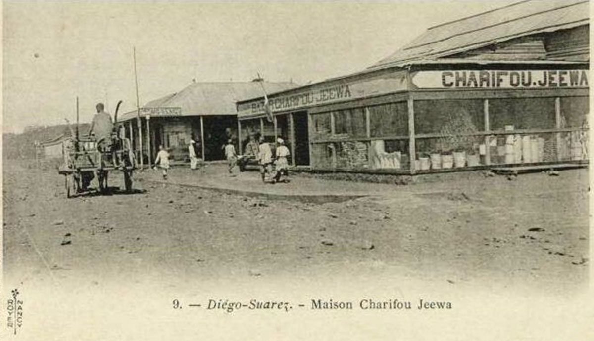  Parmi les premiers commerçants, le plus connu est l’indien Charifou Jeewa, le premier installé aux tout débuts de la ville basse et qui a ouvert dans la ville haute le « Grand Bazar » où l’on trouve… tout !